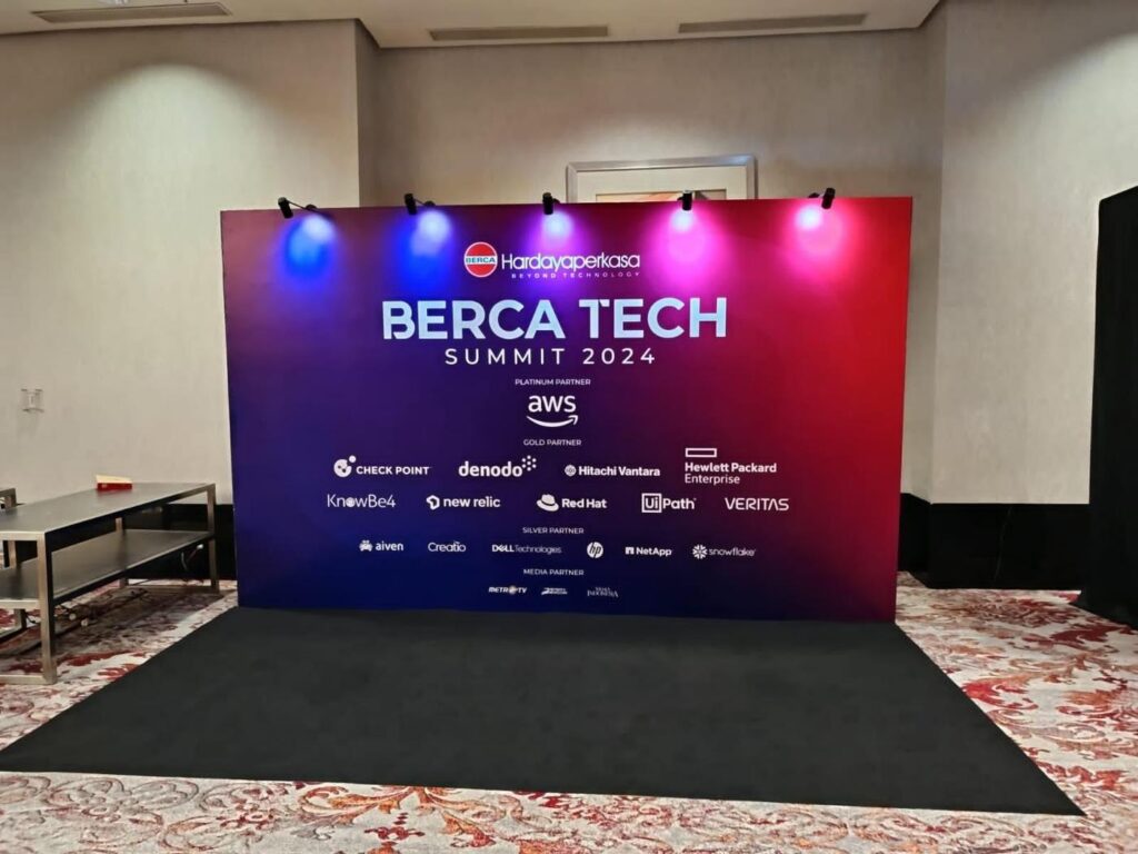 Backdrop dan booth Berca Tech Summit 2024 – Dua Latar Production