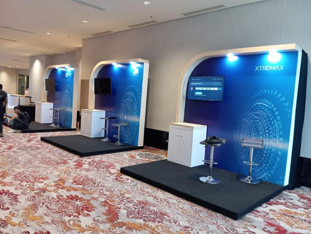 Booth dan backdrop AWS AI Conclave 2024 – Dua Latar Production
