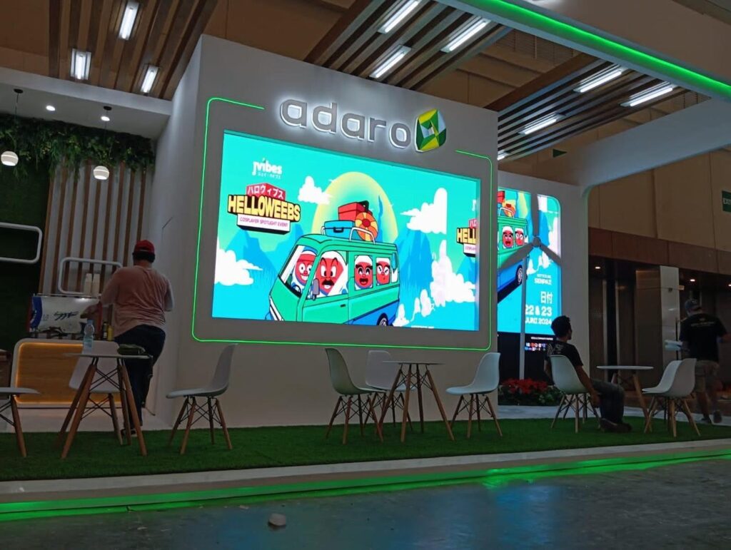 Booth pameran custom Adaro 2025 – Dua Latar Production