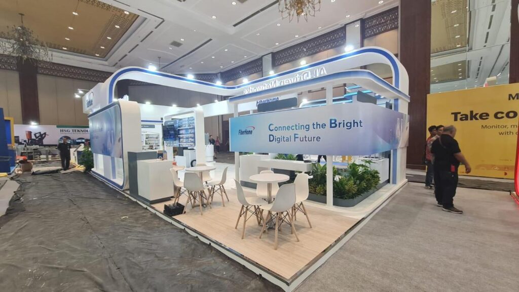 Booth pameran custom FiberHome 2026 – Dua Latar Production